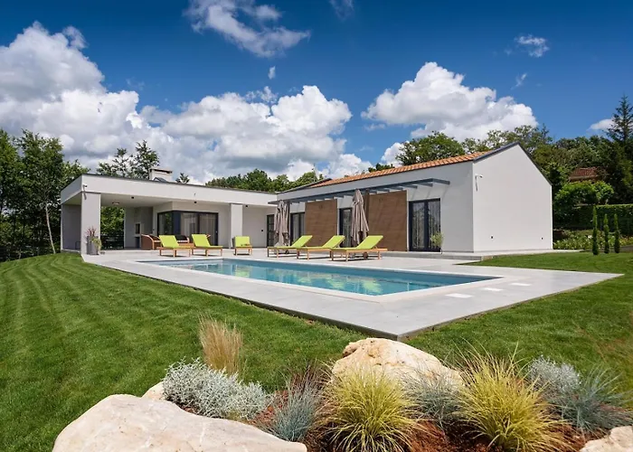 Lara Gracisce Vila *