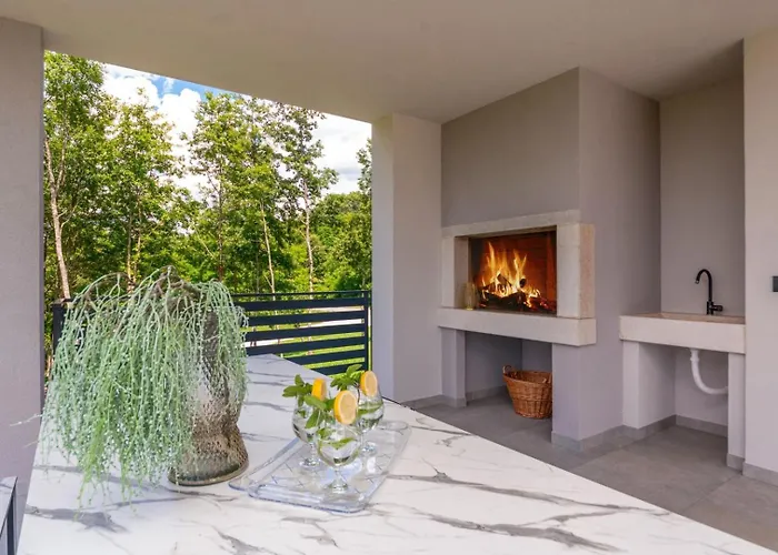 Lara Gracisce Βίλα *